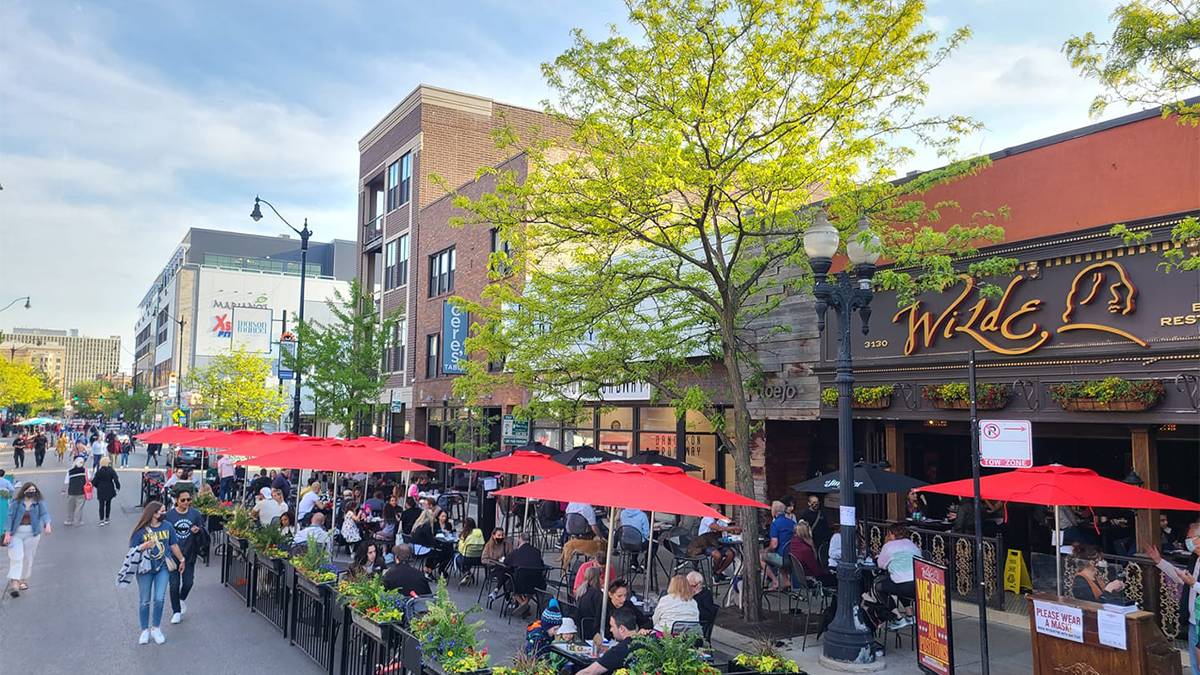 Wide view of the outdoor seating at Wilde Bar and Restaurant in Chicago, Illinois