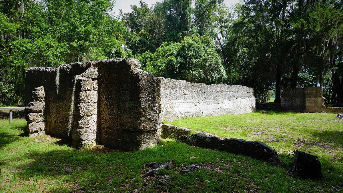 Tabby Ruins surrounded by greenery at Wormsloe Historic Site during daytime in Savannah, Georgia, USA